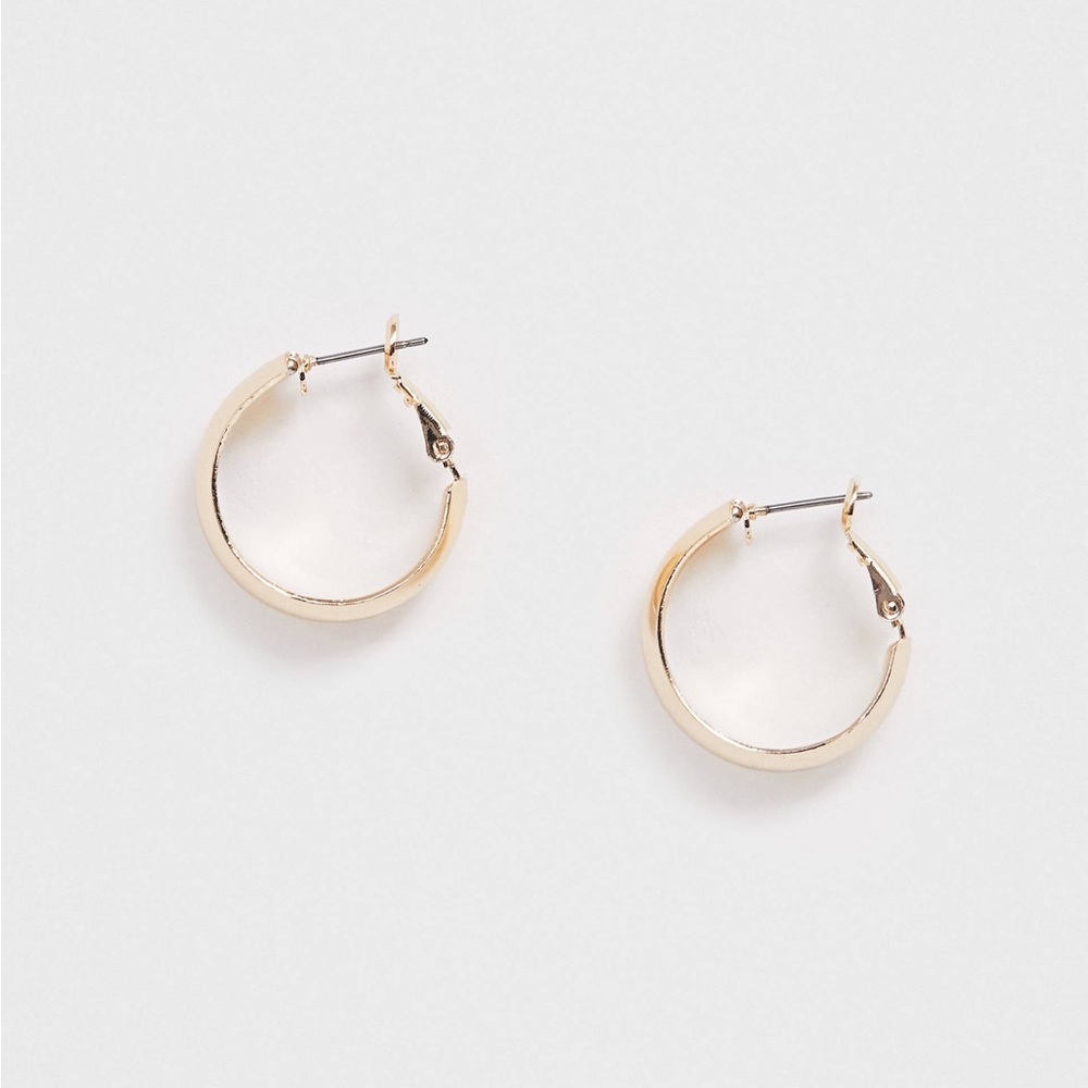 New Lulu’s Woman’s Trendy Minimalist My Oh My Gold Hoop Earrings - Picture 11 of 15